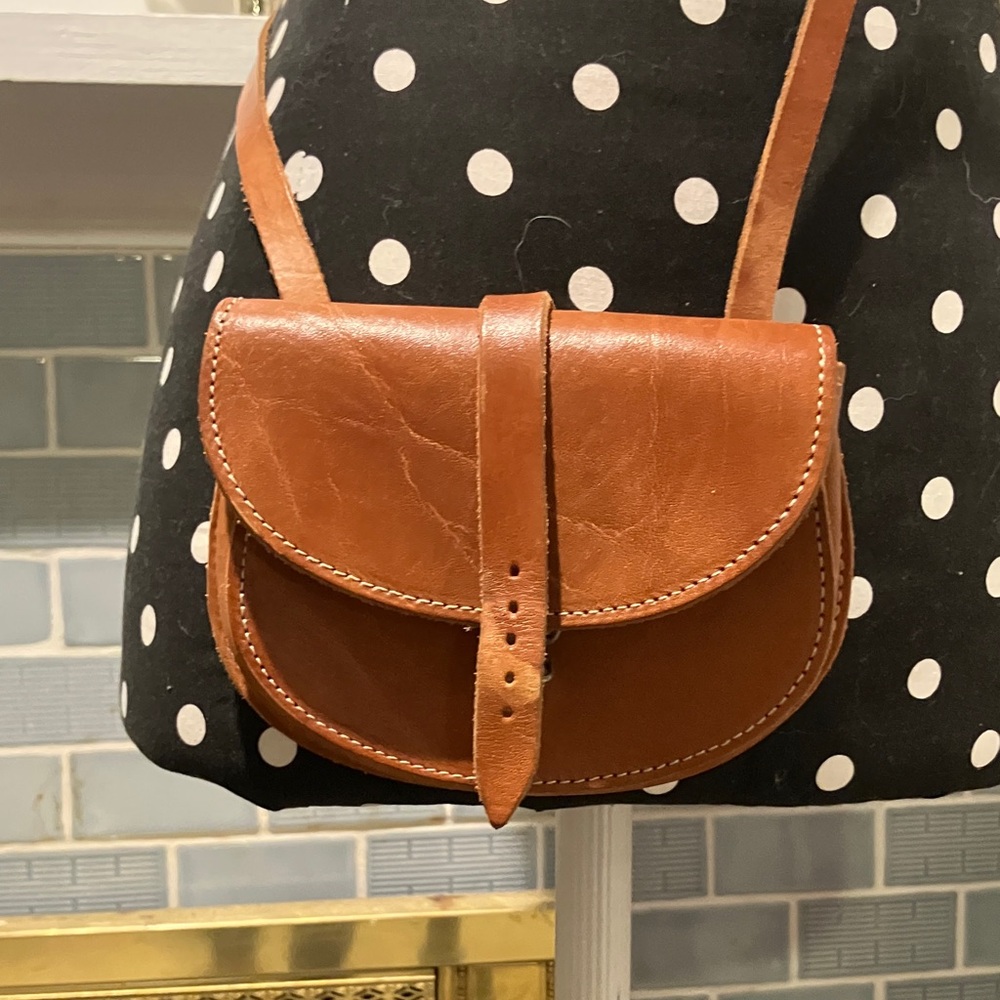 Elegant Tan Leather Crossbody Bag - Picture 3 of 6